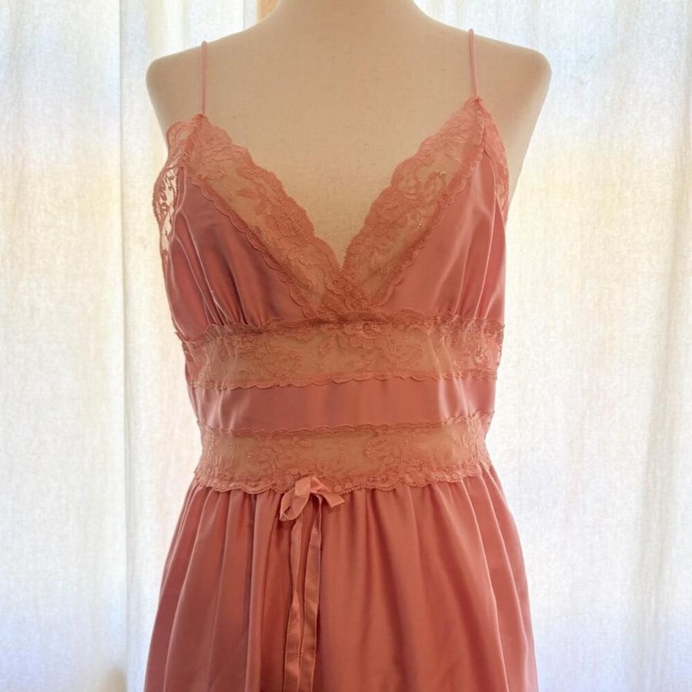 Vtg Gilligan and OMalley - Bubblegum pink satin babydoll dress w/ lace trim and